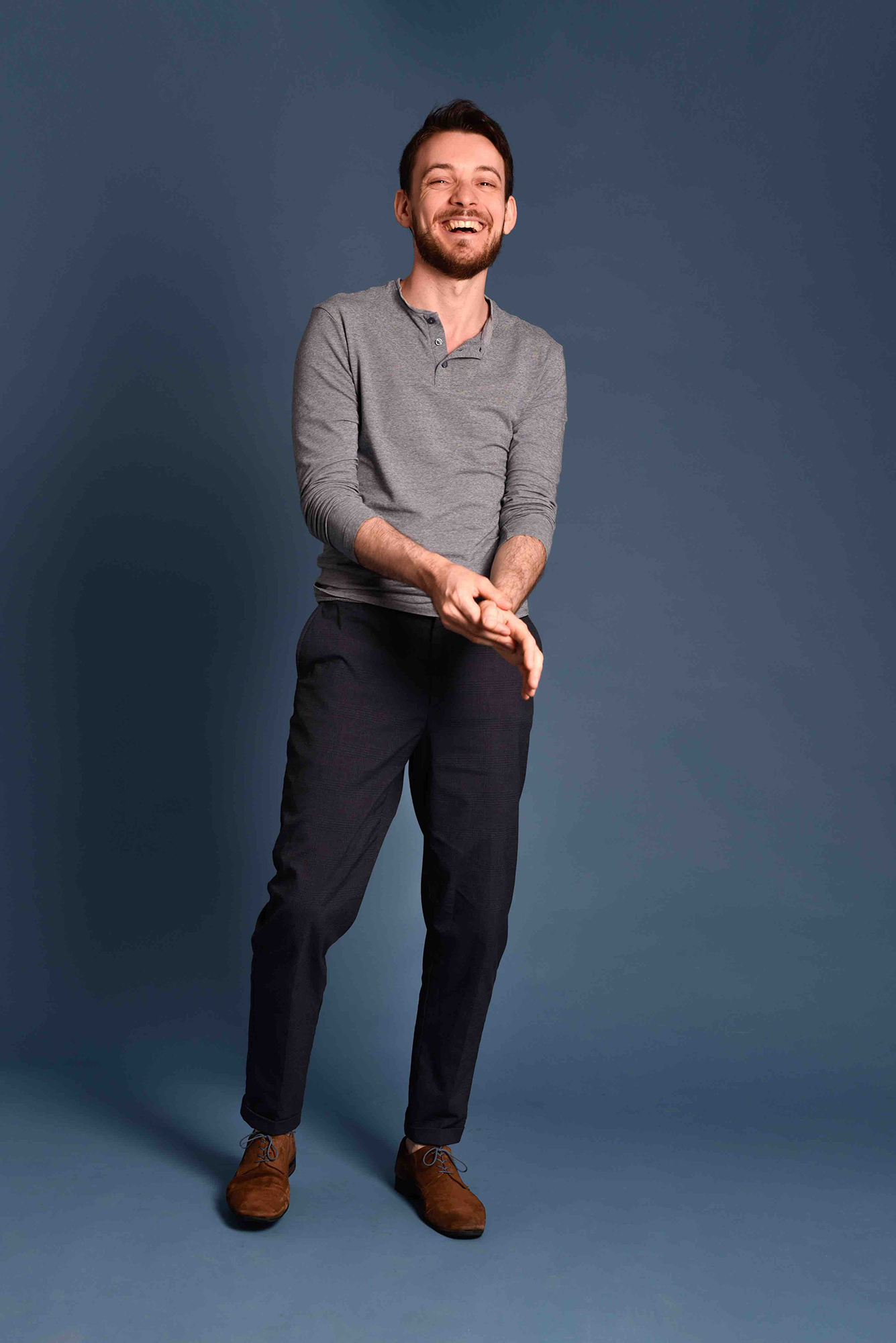 Hugo de lipovski - portrait debout fond bleu